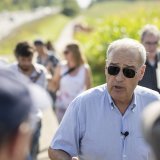 Le ministre de l'agriculture Guy Parmelin a convié la presse vendredi matin dans une ferme du canton de Berne qui produit des pommes de terres, du maïs et élève des poules pondeuses. Il a dit entendre le mécontentement du monde agricole. KEYSTONE/ALESSANDRO DELLA VALLE